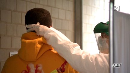 Una sanitaria realiza una prueba PCR en Ejea de los Caballeros