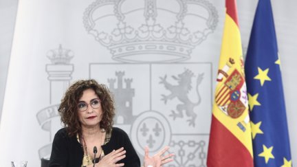 La ministra de Hacienda y portavoz del Gobierno en una rueda de prensa (EP).