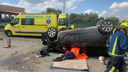 Efectivos del bomberos tratan de rescatar al herido. Bomberos DPH.