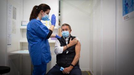 Una sanitaria pone una dosis de la vacuna contra la covid