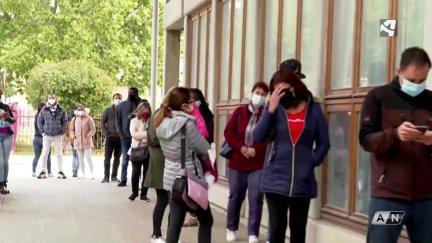 Gente hace fila en el centro de salud de Ejea de los Caballeros