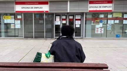 Una persona espera frente a una Oficina de Empleo (EP).