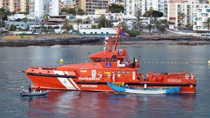 Salvamento Marítimo remolca la patera al Puerto de los Cristianos en el sur de la isla de Tenerife (EP).