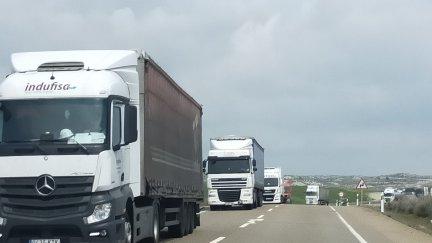 Camiones en algún punto de la N-II a su paso por Aragón.