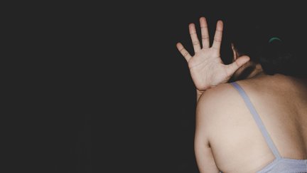 Imagen de una víctima de abusos sexuales (Canva).