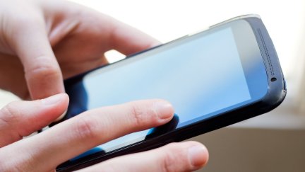 Usuario manipulado su smartphone (Canva).