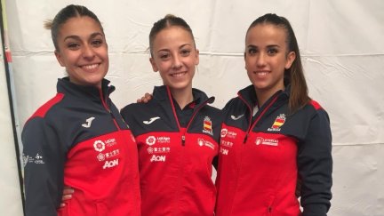 Raquel Roy, a la derecha, junto a sus compañeras de equipo de kata femenina.