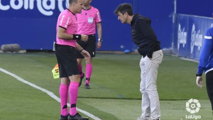 Pacheta dialoga con Mateu Lahoz durante el transcurso del encuentro.