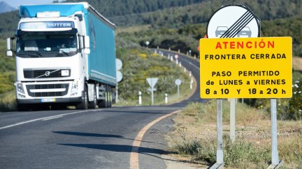 Un camión se aproxima a un punto fronterizo entre Portugal y España.