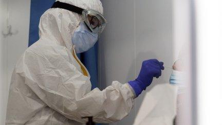 Un sanitario realiza una prueba PCR.