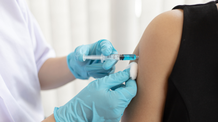 Un sanitario administra una vacuna contra la COVID-19.
