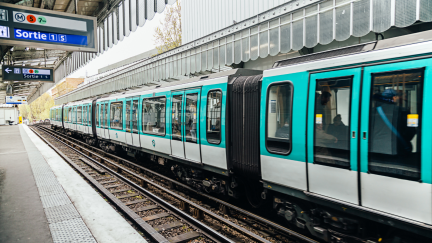 Línea de metro en París (Francia).