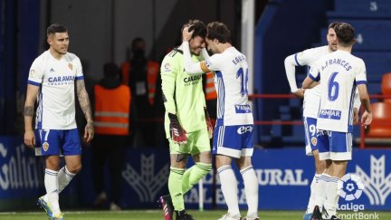 Cristian Álvarez celebra con Eguaras su gol en Lugo.
