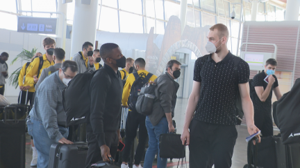La expedición del Casademont Zaragoza, en el aeropuerto de la capital aragonesa, antes de viajar a Rusia.