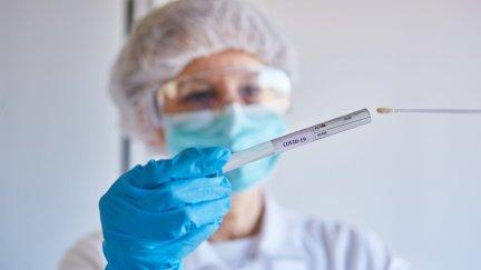 Un profesional sanitario realizando una prueba PCR (Canva).
