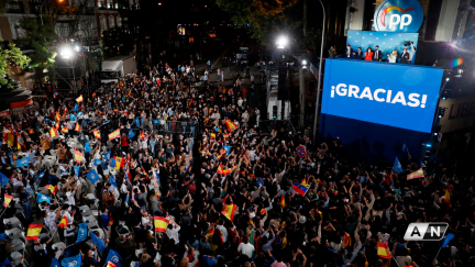 Isabel Díaz Ayuso y Pablo Casado, celebrando la victoria electoral desde el balcón de la sede del PP, en la calle Génova.