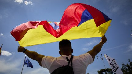 Una persona protesta por Colombia.