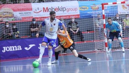 Juanqui controla el balón en un lance del encuentro disputado en Tudela este sábado.