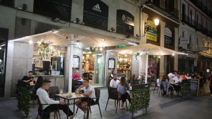 Clientes en una terraza de Madrid.