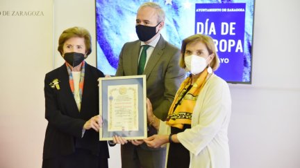 El alcalde de Zaragoza, Jorge Azcón, junto a las hijas de Ángel San Briz, durante la entrega del galardón.