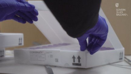 Recepción de un cargamento de vacunas de Pfizer (EP).