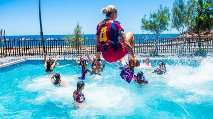 Mapi León salta al agua en la celebración de la conquista del título liguero este domingo.