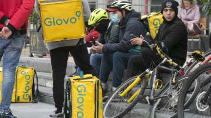 Varios 'riders' descansan después de participar en una concentración contra la nueva ley.