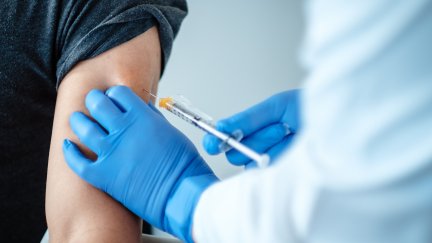 Un sanitario inocula la vacuna contra la COVID-19.