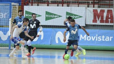 Adri Ortego pelea por un balón durante el encuentro.