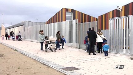 Varios padres a las puertas de un centro escolar en Aragón