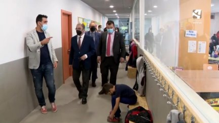 El presidente del Gobierno de Aragón, Javier Lambán, durante su visita al colegio Odón de Buen en Zuera