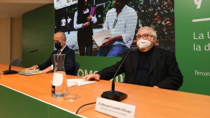 El rector de la UNED, Ricardo Mairal, y el ministro de Universidades, Manuel Castells.