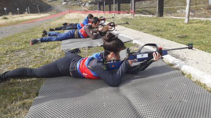 Una imagen de una prueba de biathloin cross.