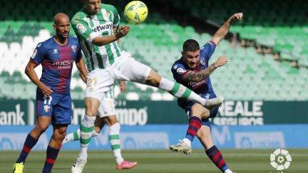 Galán chuta a portería. Imagen: LaLiga.