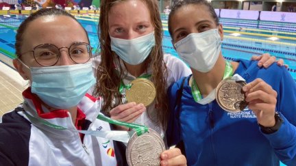 María Delgado posa con las nadadoras con las que compartió podio en la prueba de 100 espalda del Europeo.
