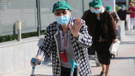 Una residente en los exteriores de su residencia de mayores.