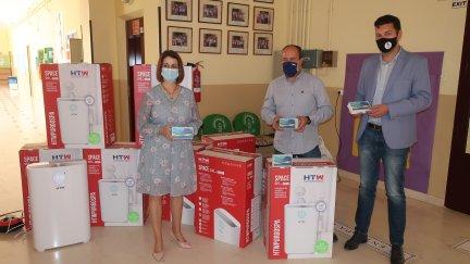 Acto de entrega de los filtros al Colegio Ensanche.