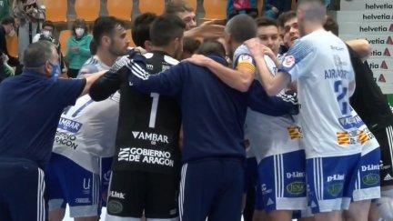 Los jugadores de Fútbol Emotion Zaragoza celebran la victoria al final del partido.