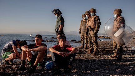 Varios inmigrantes menores a su llegada a la playa de El Tarajal, en Ceuta.