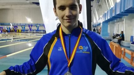 Adrián Longarón posa con una medalla lograda.
