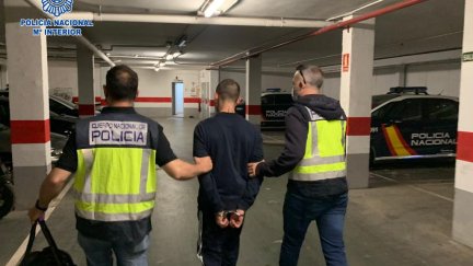 El joven detenido por la Policía Nacional, junto a dos agentes