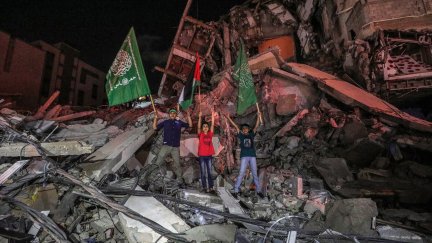Jóvenes palestinos celebran el alto el fuego entre Israel y Gaza