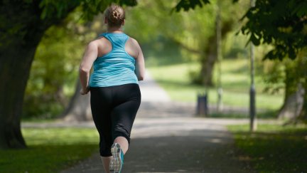 El deporte es una de las claves en el control del peso.