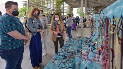 La concejal Carmen Herrarte ha visitado los puestos de los artesanos en el Mercado Agroecológico de Parque Venecia. (foto: Daniel Pérez. Ayto. Zaragoza)
