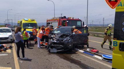 Dos heridos graves y Los bomberos de la Diputación Provincial intervienen en el lugar del siniestro. Foto: Diputación de Zaragoza. leve en la N-122 en Gallur