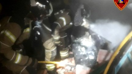 Momento en que los bomberos sofocan el incendio declarado en Caspe. Foto (Diputación de Zaragoza)