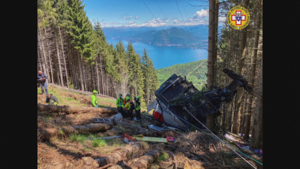 Los equipos de rescate trabajando en la zona del siniestro. (Reuters)