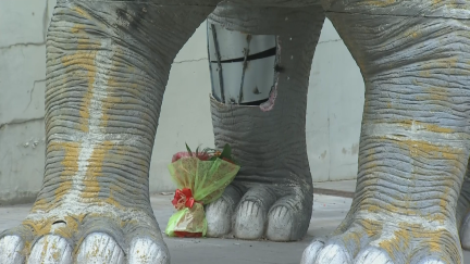 Un ramo de flores recuerda al hombre fallecido en el lugar donde fue hallado.