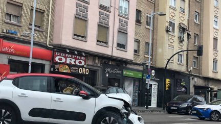 Coche accidentado esta tarde en Zaragoza.