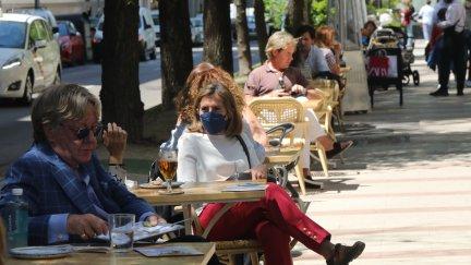Varias personas en una terraza al aire libre.